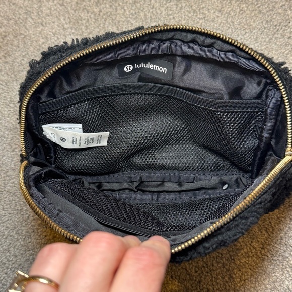 Lululemon Everywhere Belt Bag Black Fleece with Gold Hardware 1L EUC - Picture 8 of 13